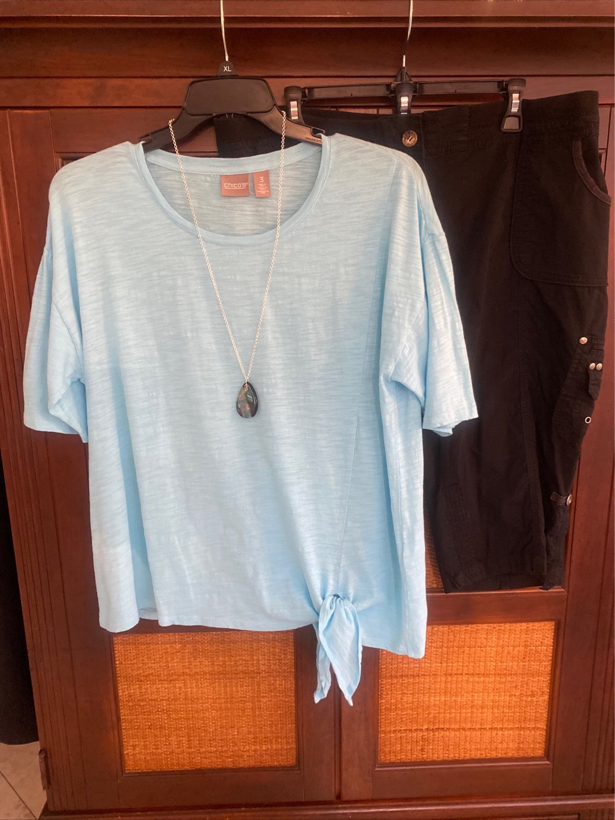 Women’s 3.0 (16) Outfit: Top; Shorts; NWOT! Necklace. EUC!