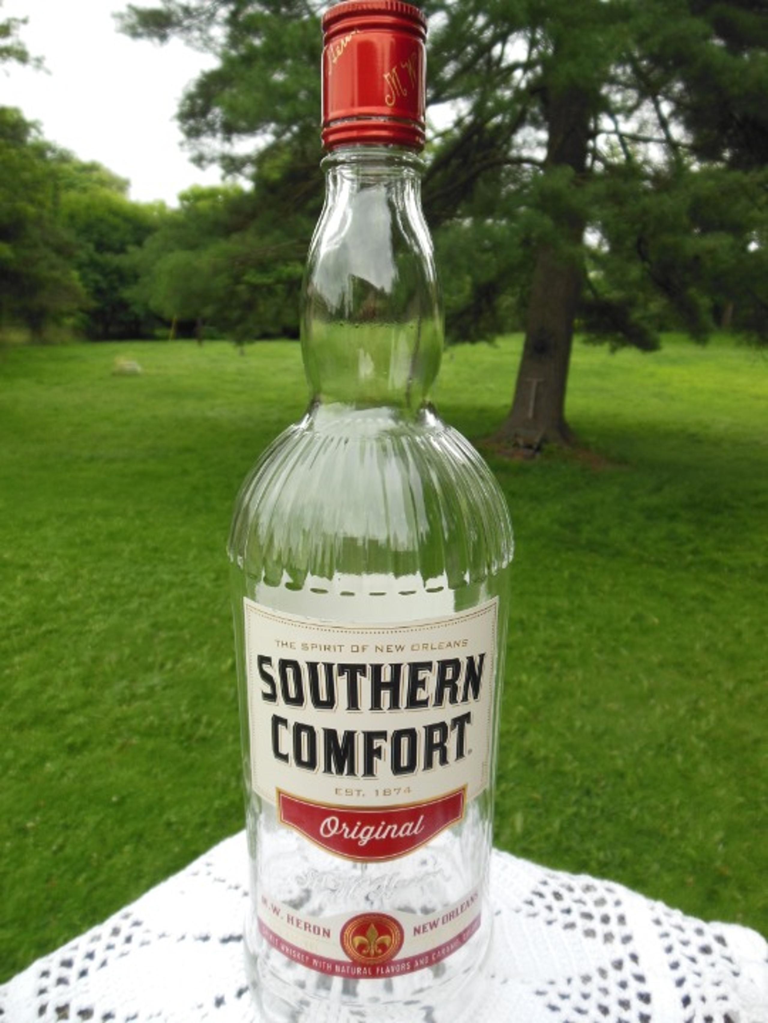 Southern Comfort empty liquor bottle 1 liter bottle with lid NO contents