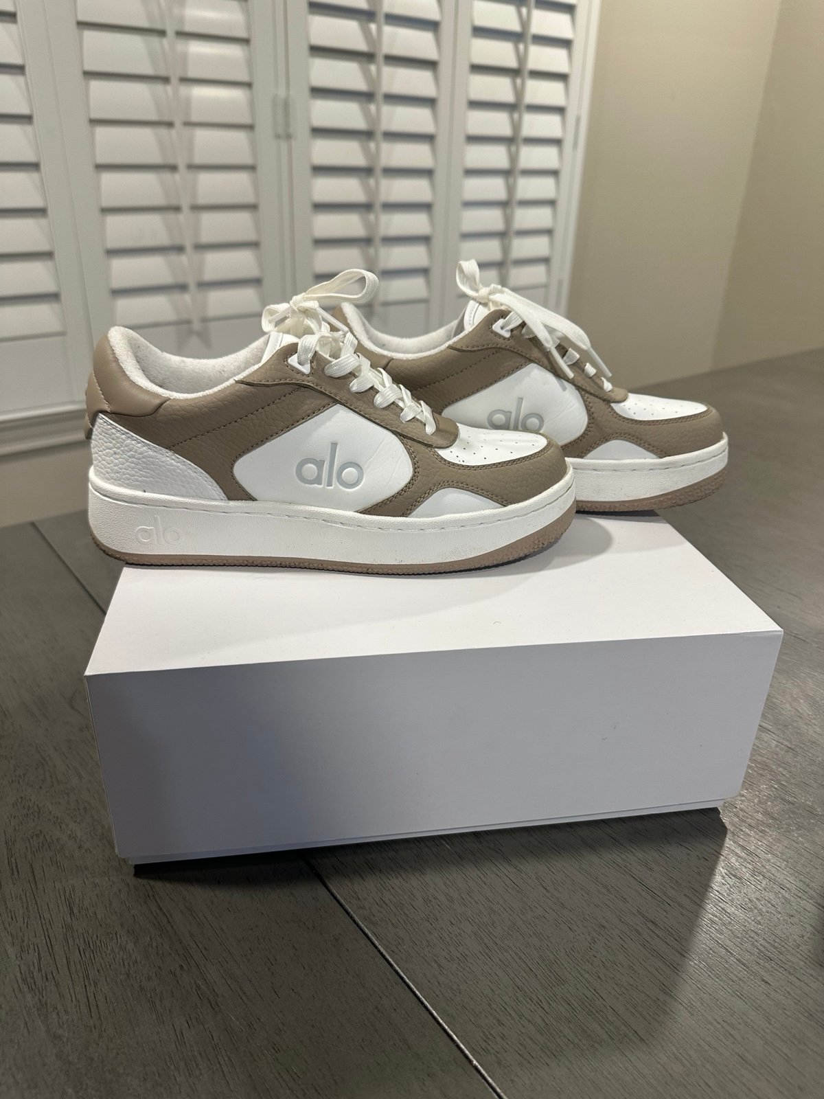Alo Sneakers women
