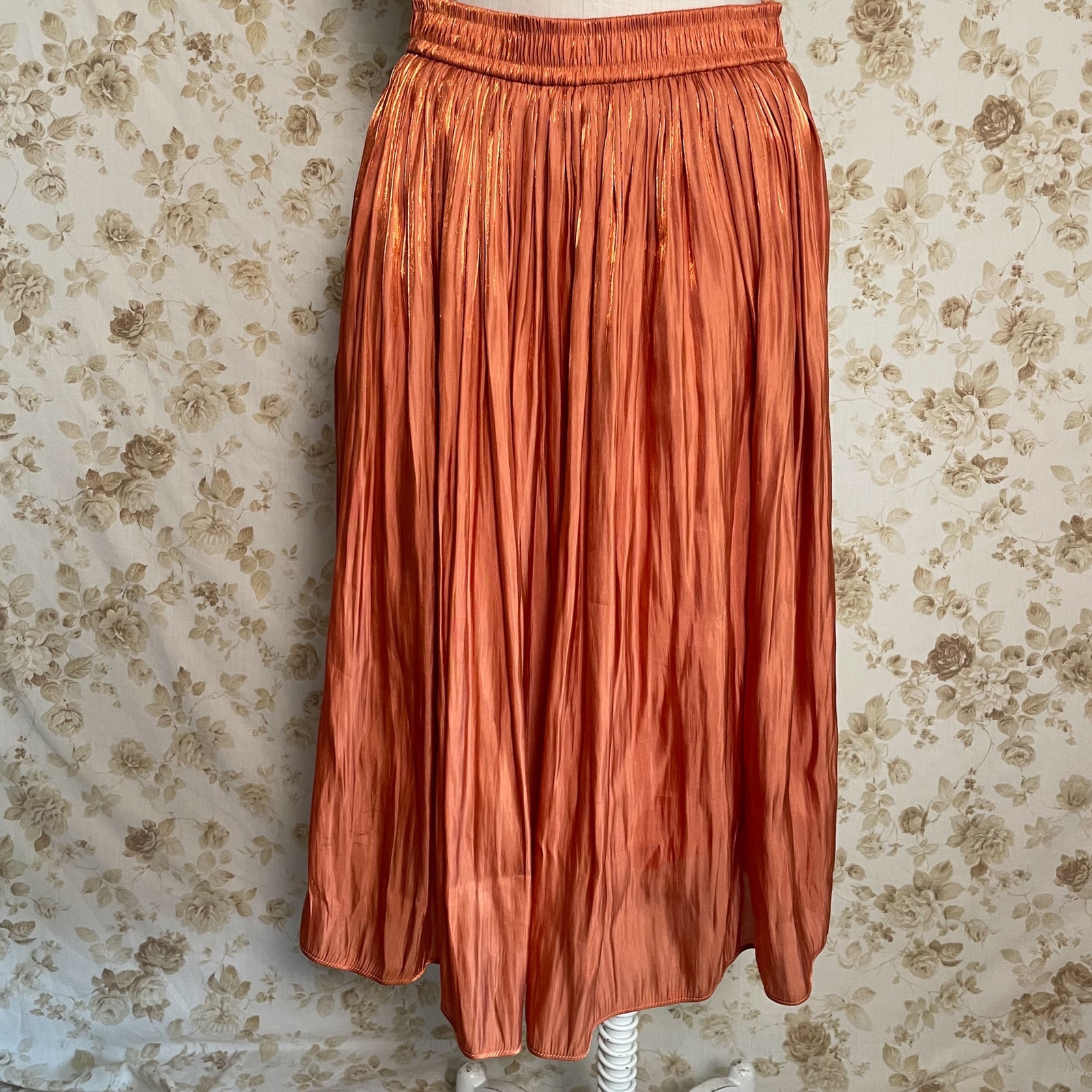 Frnch Paris Silky Rust Copper Pleated Skirt. Size Large. Great condition.