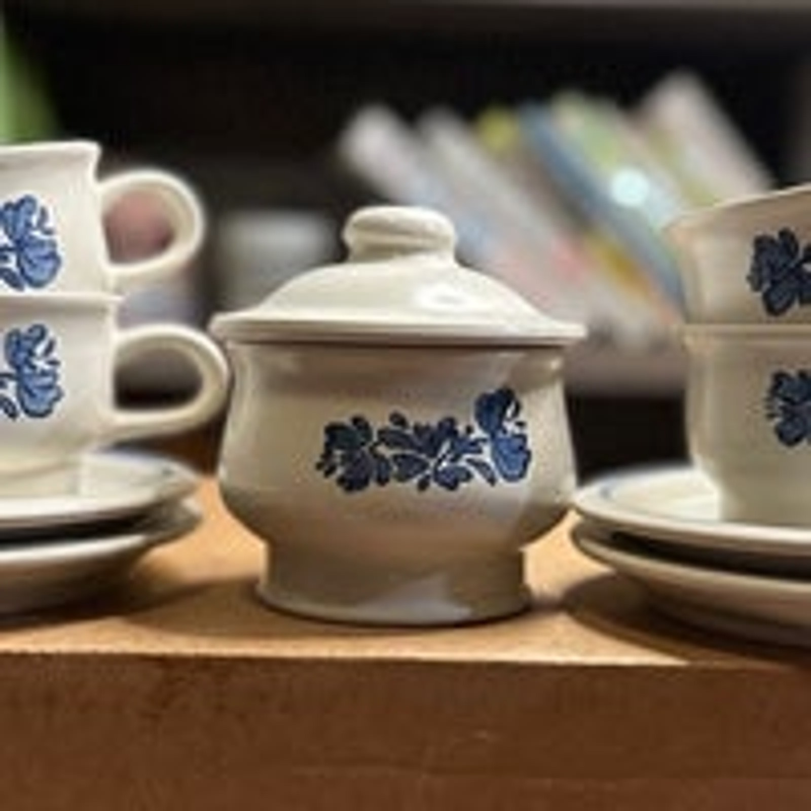 Pfaltzgraff Yorktowne Tea Coffee vintage 4 cups & saucers sugar bowl 7-1 & 7-22