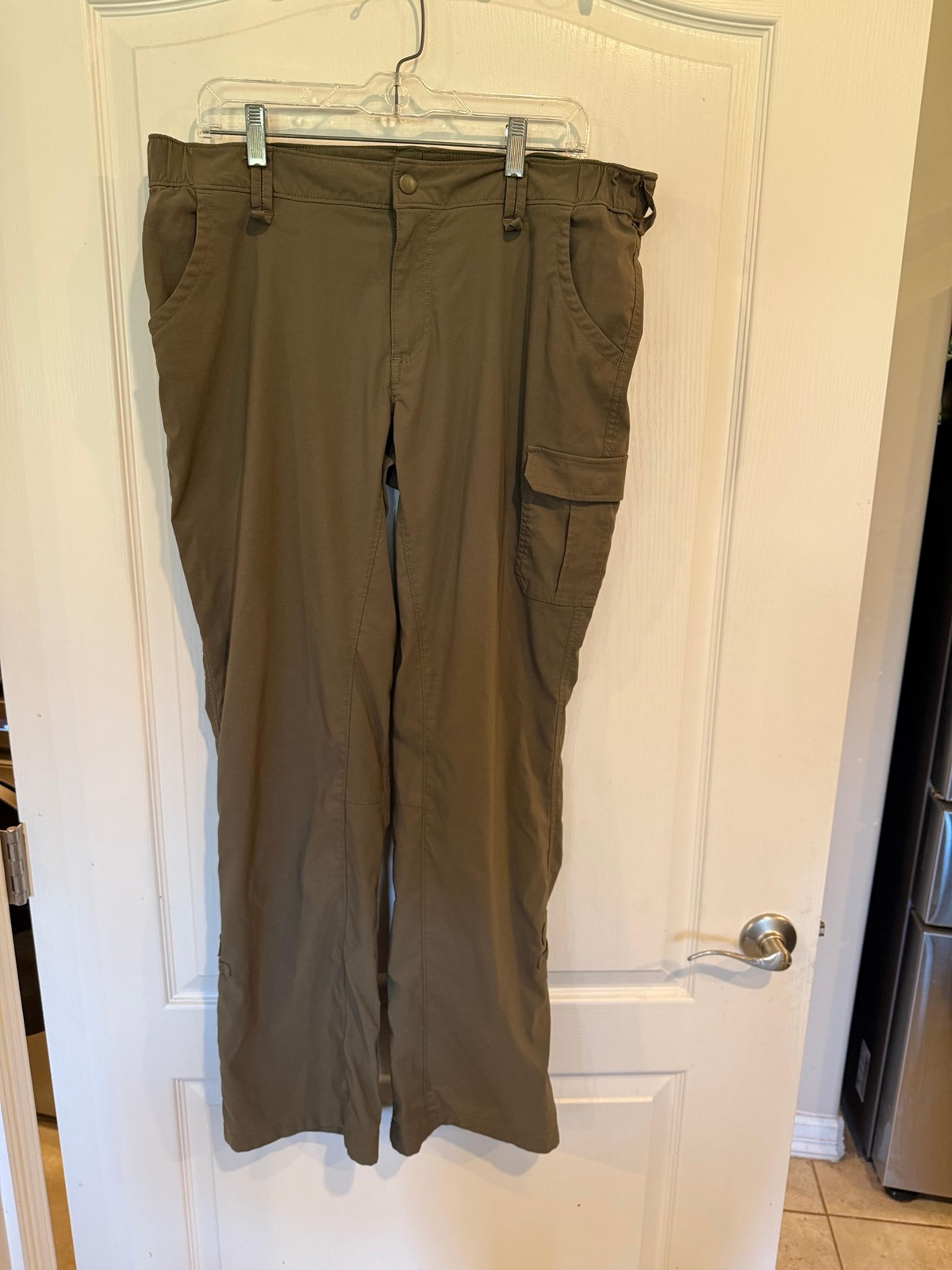 Duluth trading women khaki green outdoor cargo pants adjustable to Capri 14 x 33