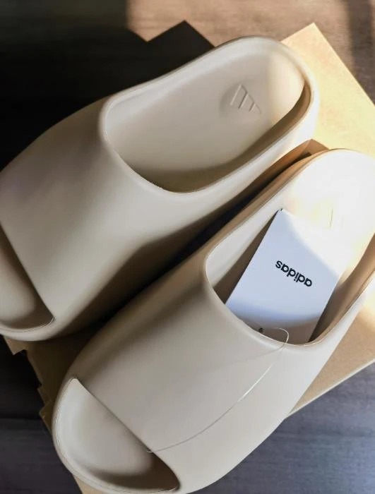 Size 5 Yeezy slide Onyx Comfortable slippers.