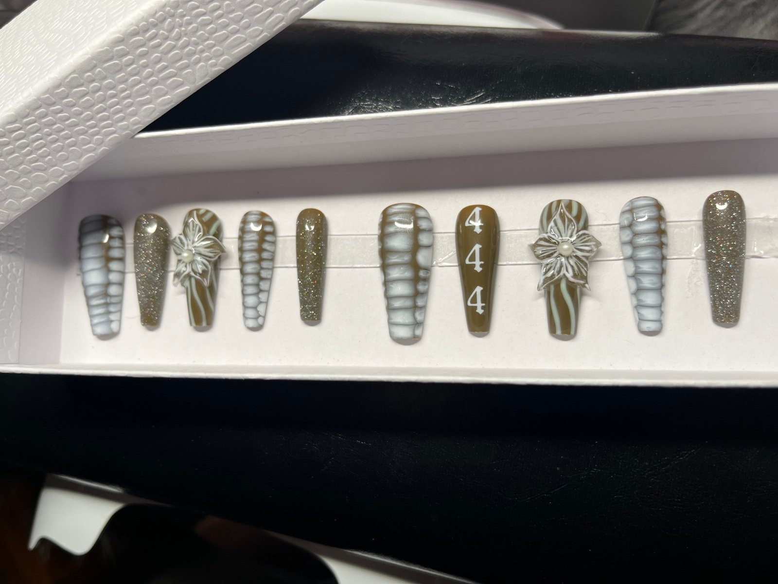 HANDMADE PRESS ON NAILS