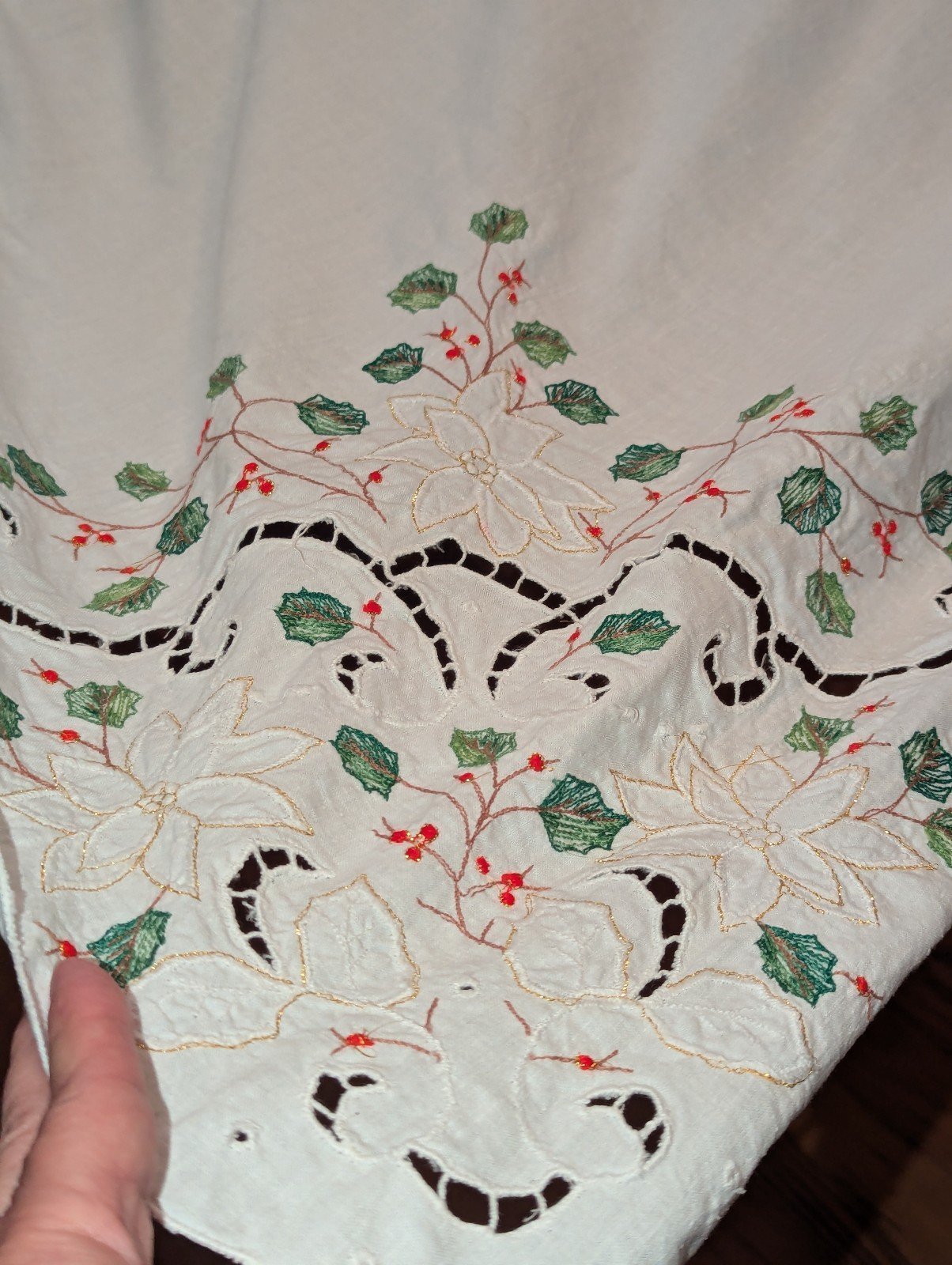 VINTAGE EMBROIDERED CUTWORK RED HOLLY BERRIES GREEN LEAVES 65X96 TABLECLOTH