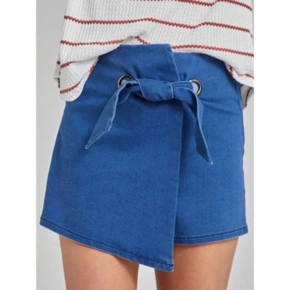 Altar’d State - Reagan Denim Tie Bowknot Tie Shorts - Large (Blue Dark Indigo)