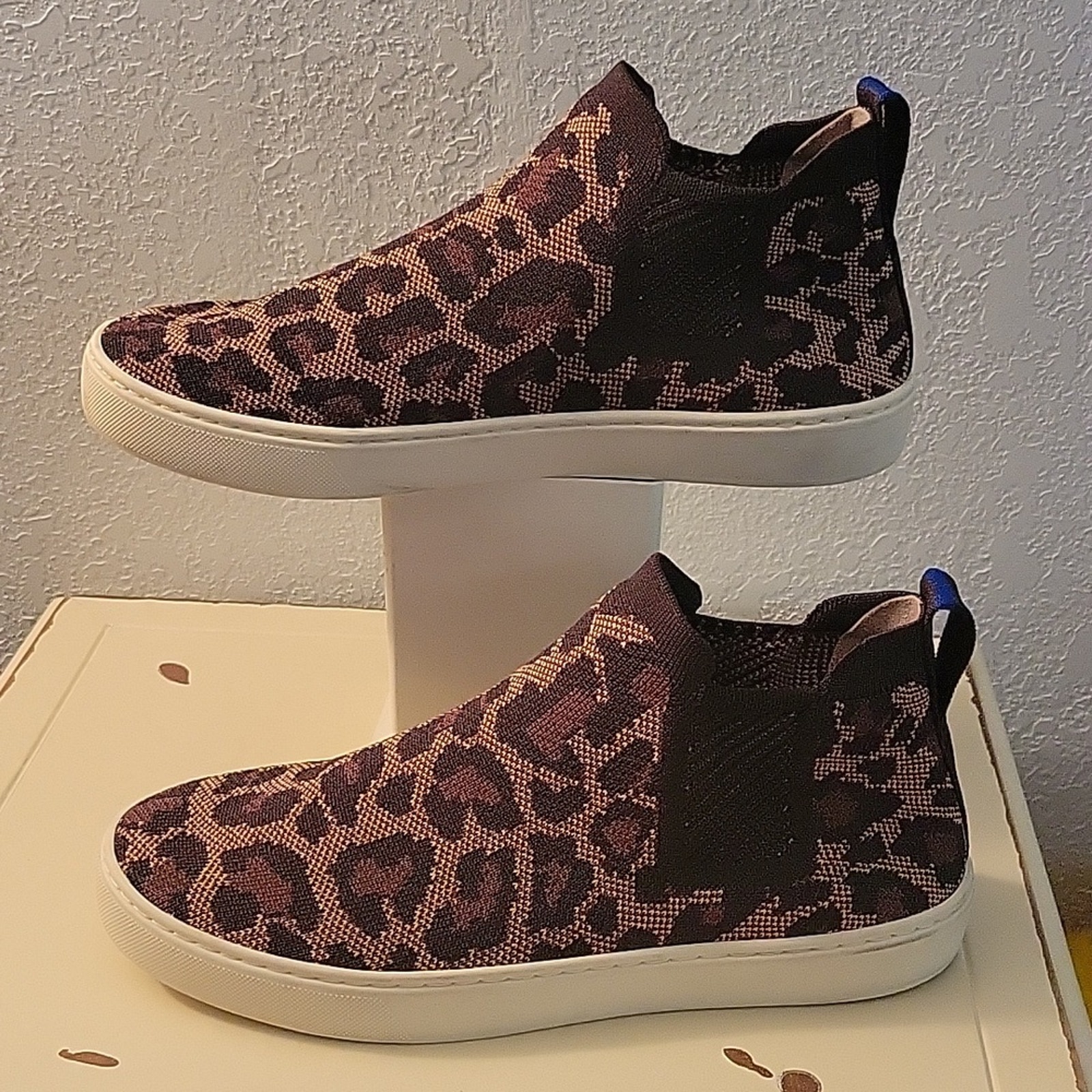 Rothys Womans Sz. 9.5 Chelsea Knit Wildcat High Top Casual Shoes Slip On Leopard