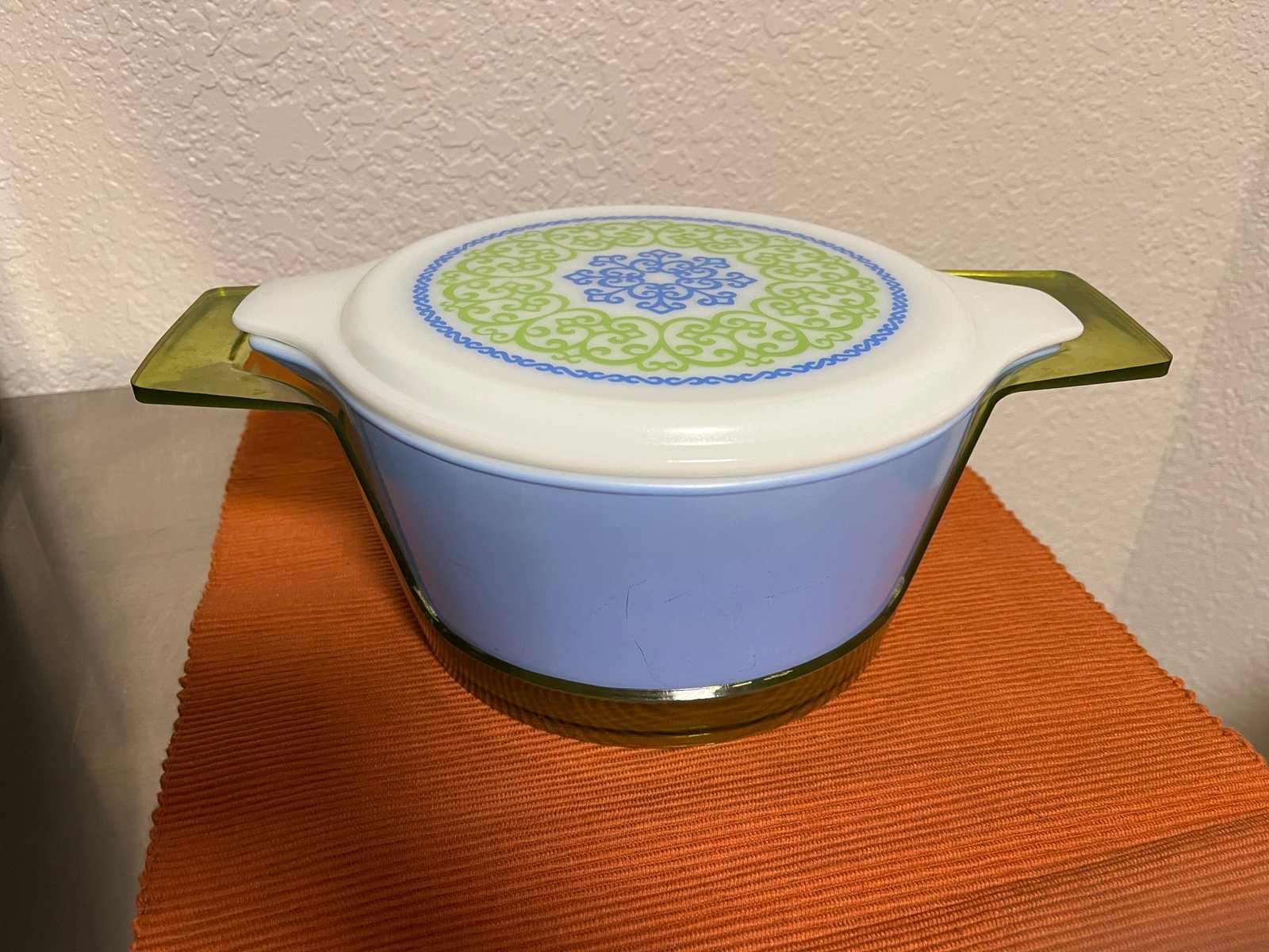 Pyrex Ocean Filigree 2.5 quart Casserole with lid and hugger