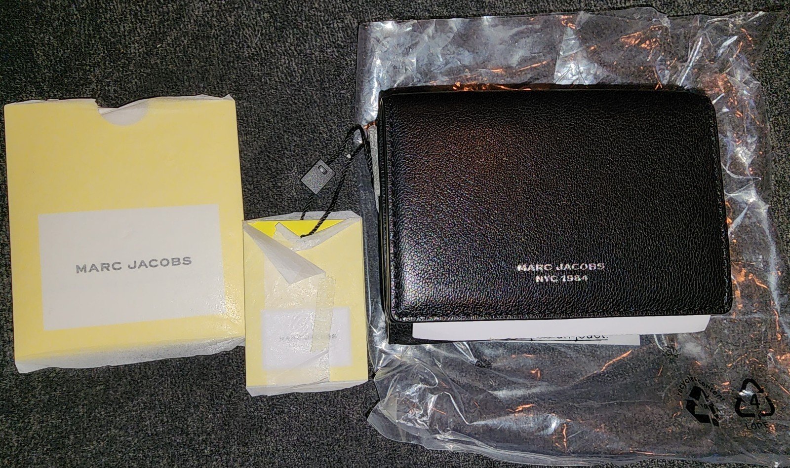 NEW Marc Jacobs The Slim 84 Medium Trifold Wallet