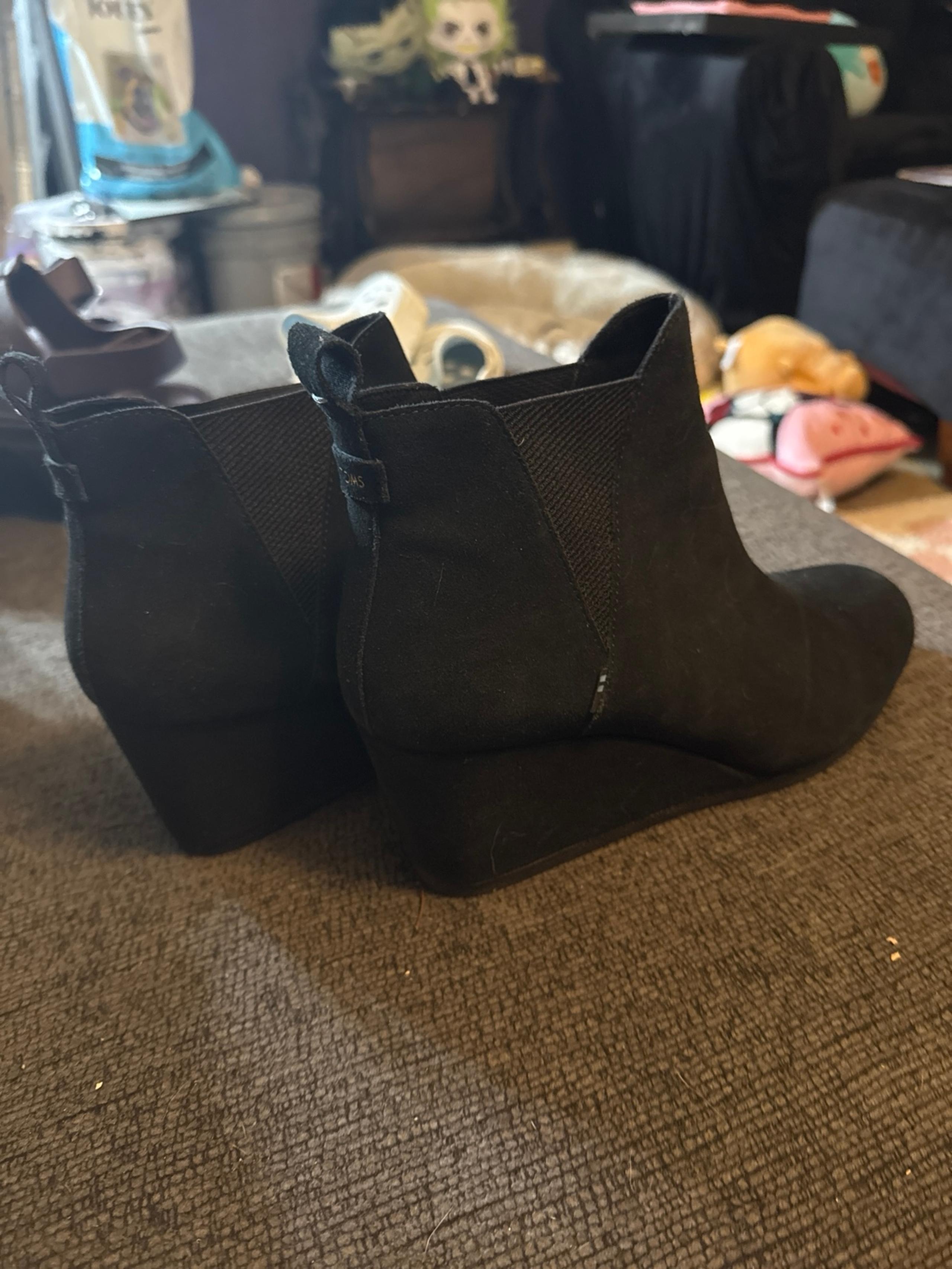 Tom’s wedge booties black suede w11