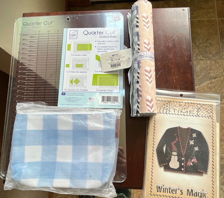 Bundle of sewing/quilting items: quarter cut slotted mat, pattern,fabric and bag