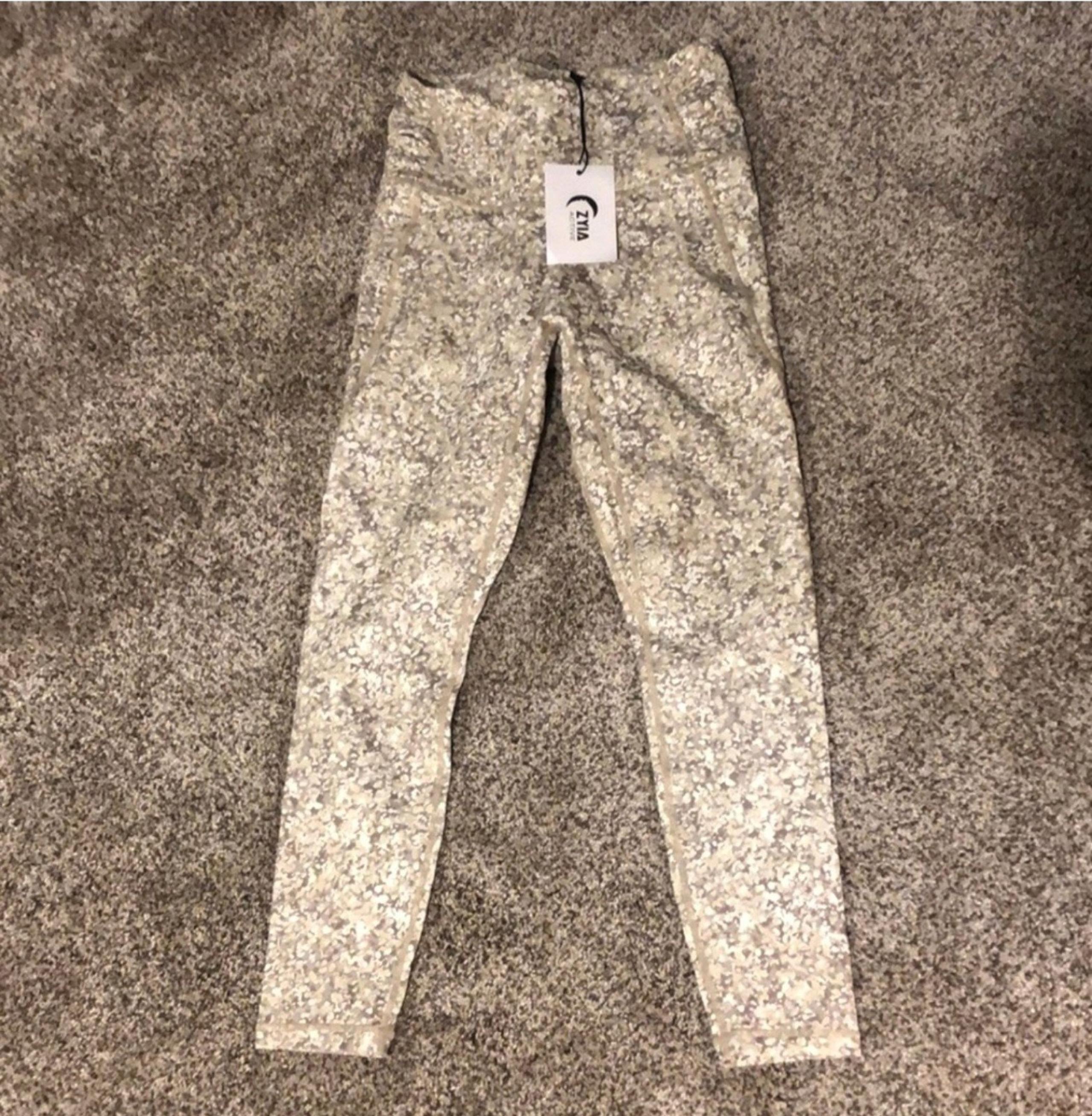 Zyia Bentonite Ruched Pocket Hi Rise 7/8 Worn Once!
