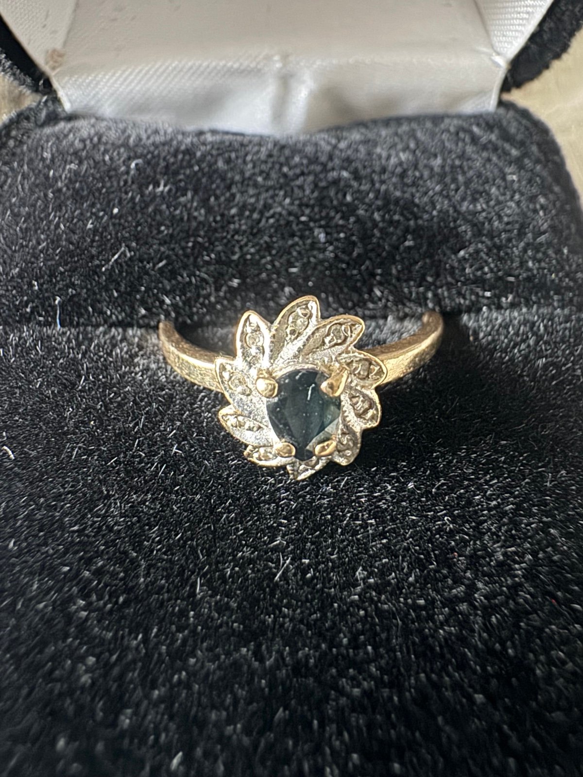 Sapphire and diamonds ring