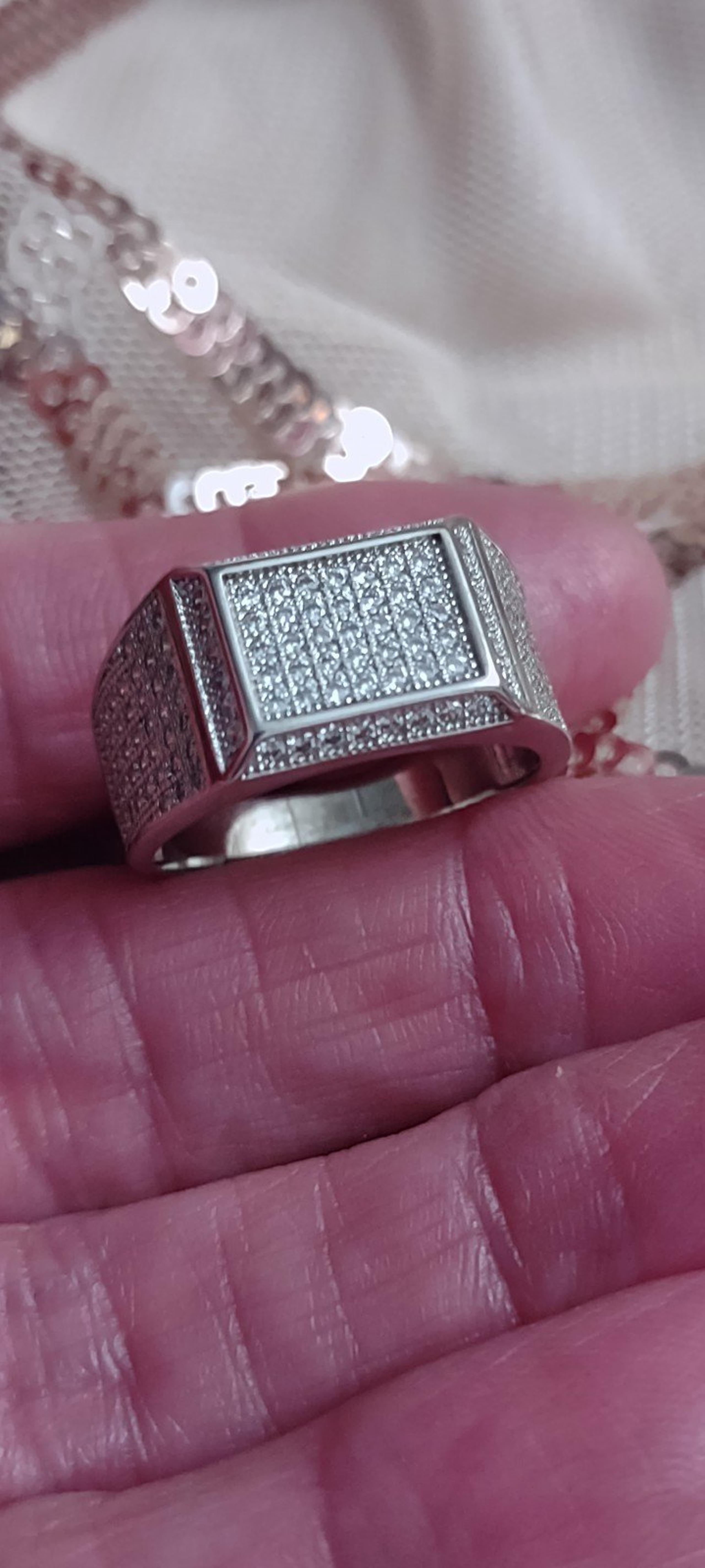 Men's size 9 absolutely gorgeous 925 Sterling and labculture Diamond pave ring.