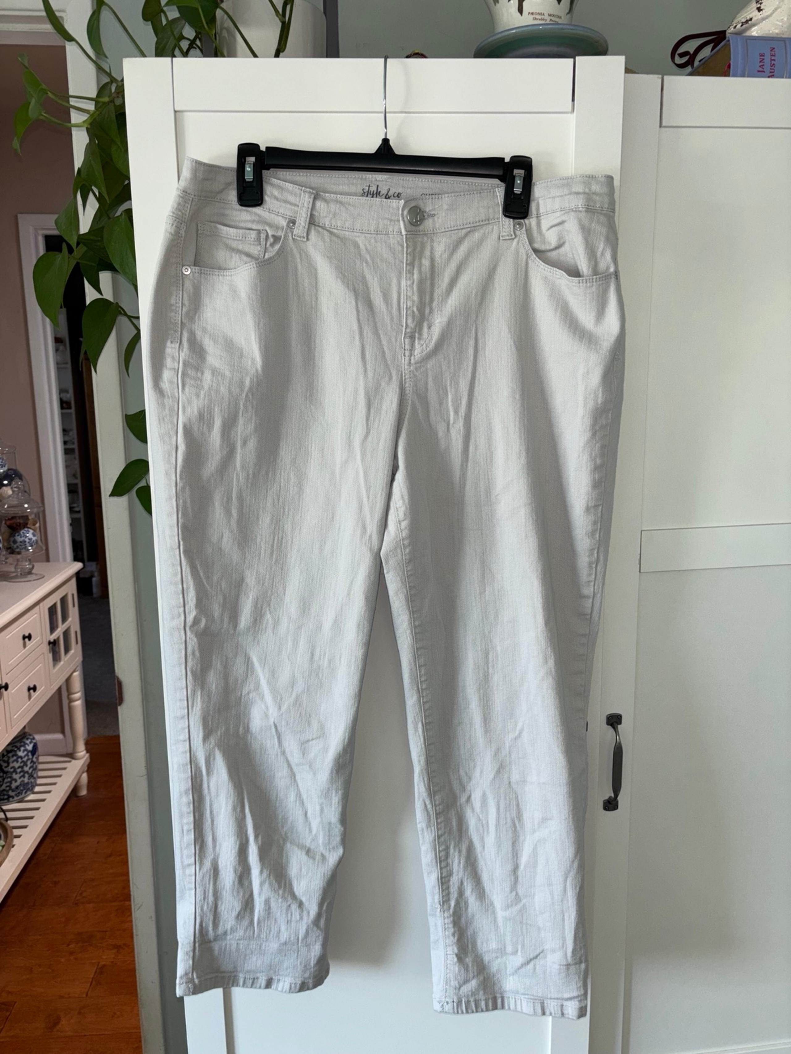 Style&Co Women’s Light Gray Stretch Denim Curvy Capri Crop Jeans Size 16 EUC!