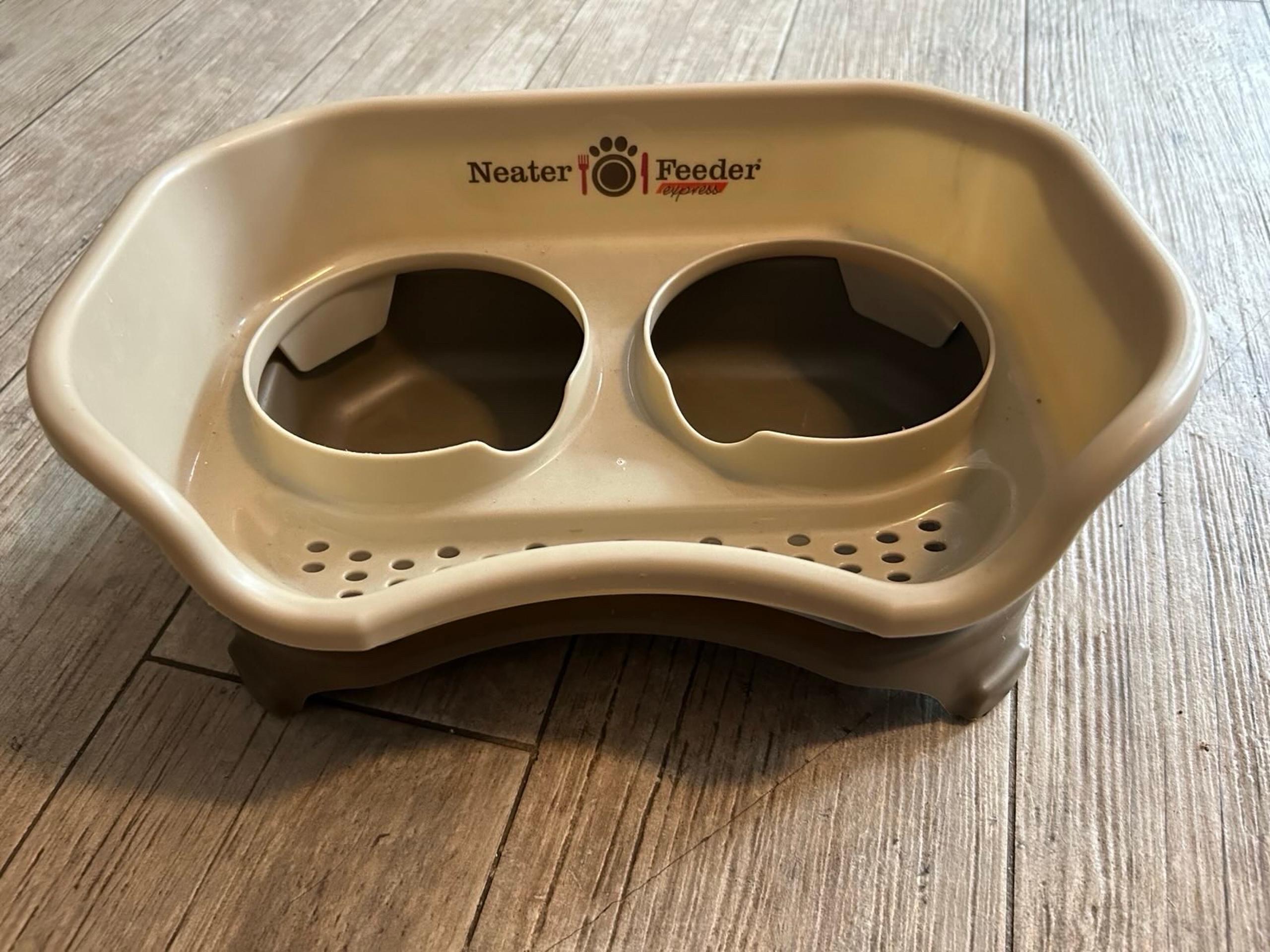 Raised feeder stand for small dogs or cats