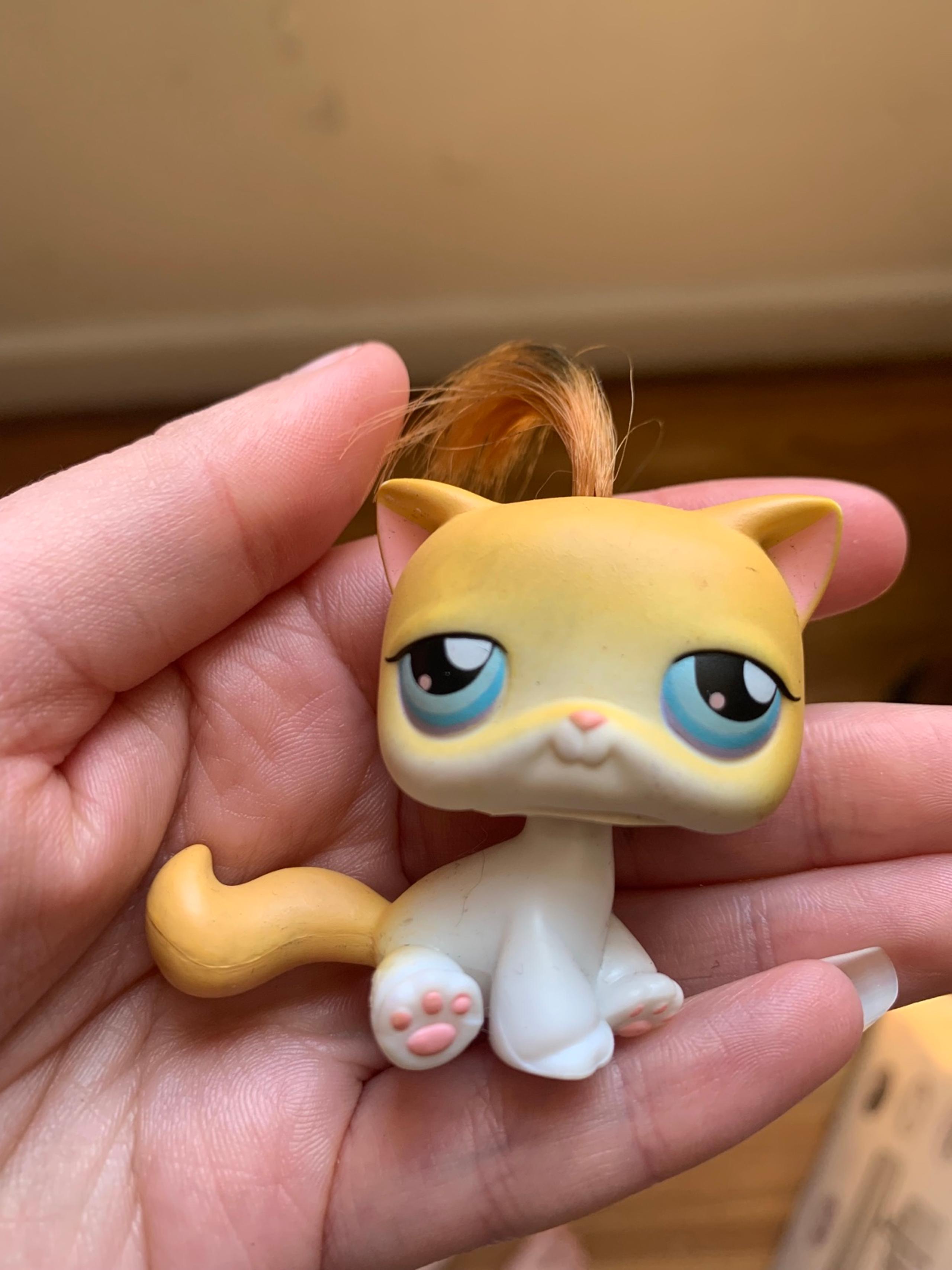 Littlest Pet Shop #42 Orange and White Sitting Cat with Real Hair and Blue Eyes