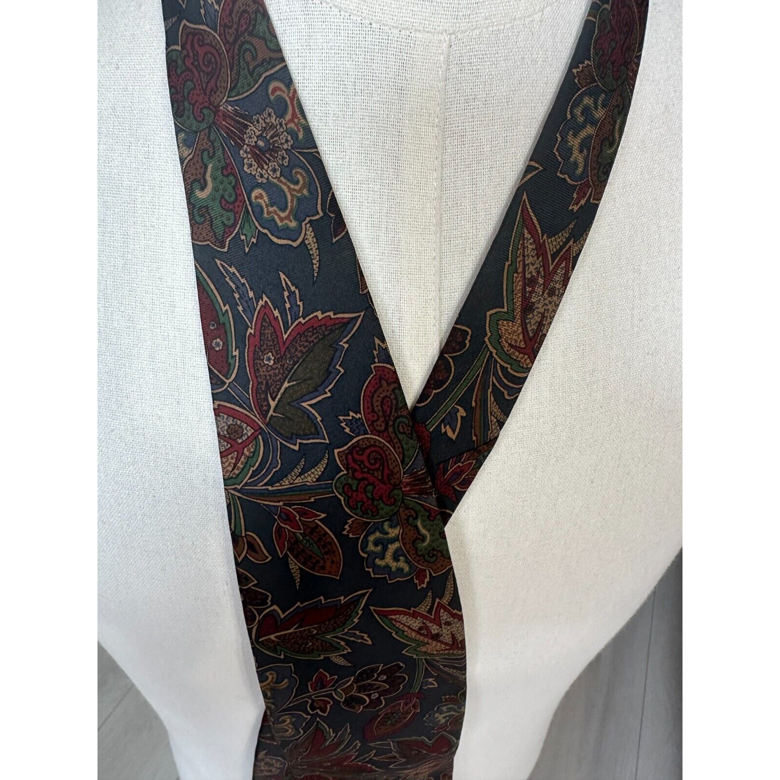 Mario Valentino Mens Neck Tie Made In USA 100% Italian Silk