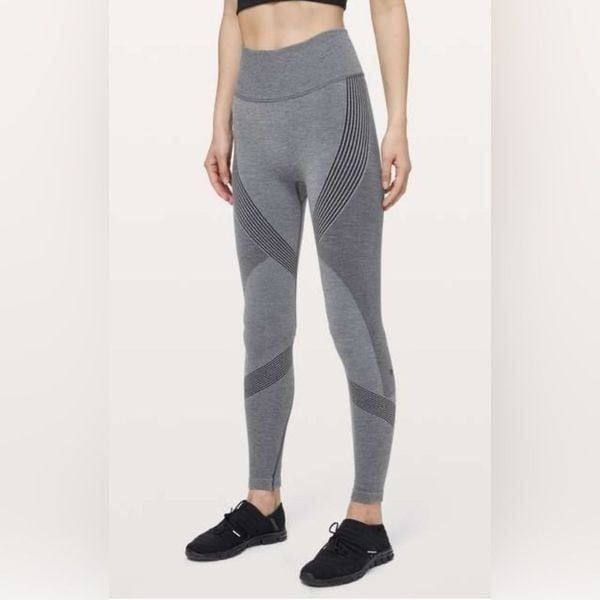 Lululemon Aerial Silk Tight *28” in Black/White Size 2