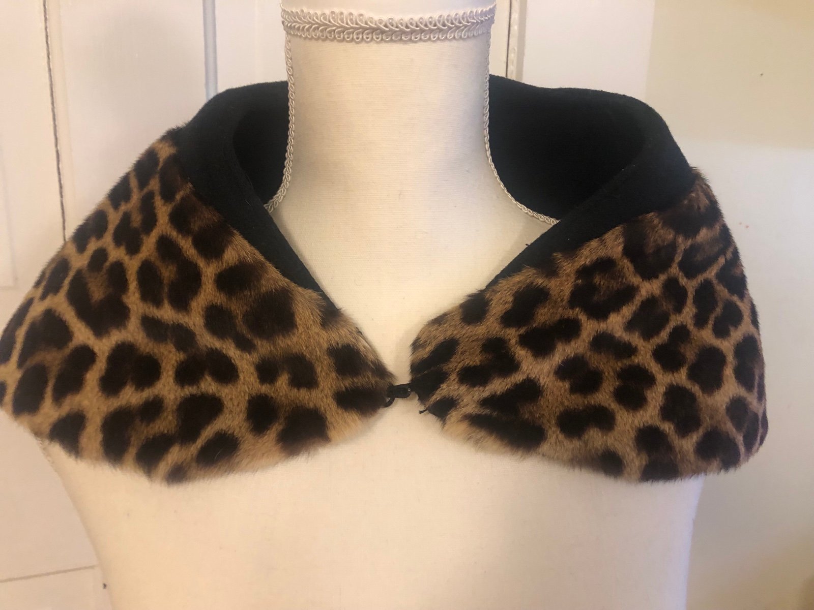 Amazing old Hollywood rare 50s real spot fur Capelet/neck wrap ..