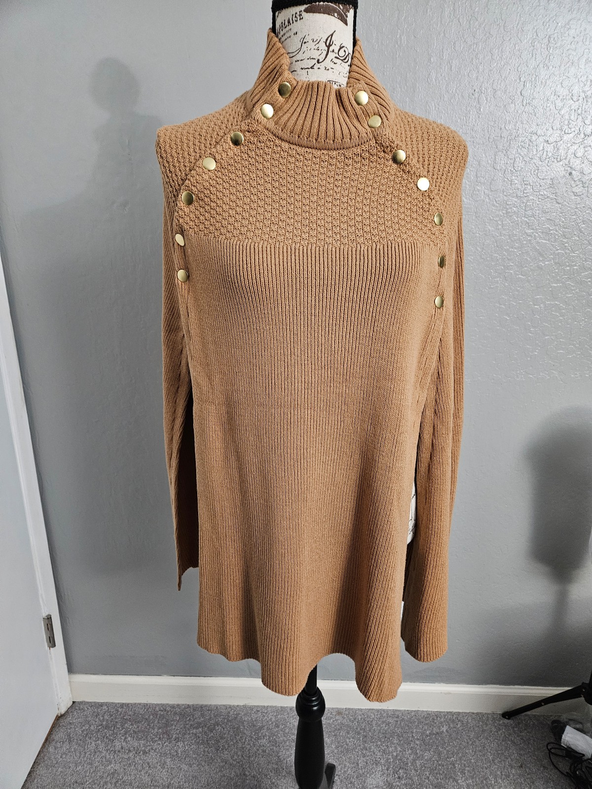 G.I.L.I. fabulous Poncho - sz XS with snaps NWT