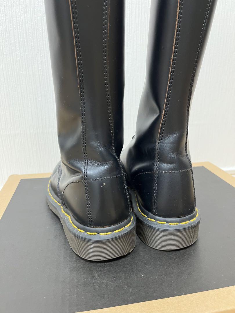 1460 Vintage Made in England Lace Up Boots in Black | Dr