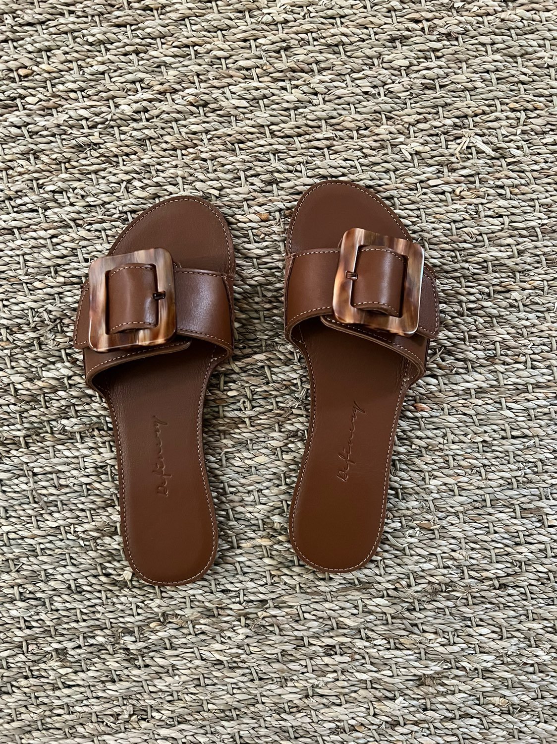 definery loop sandals