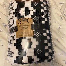 Bnwt Victorias secret Sherpa blanket