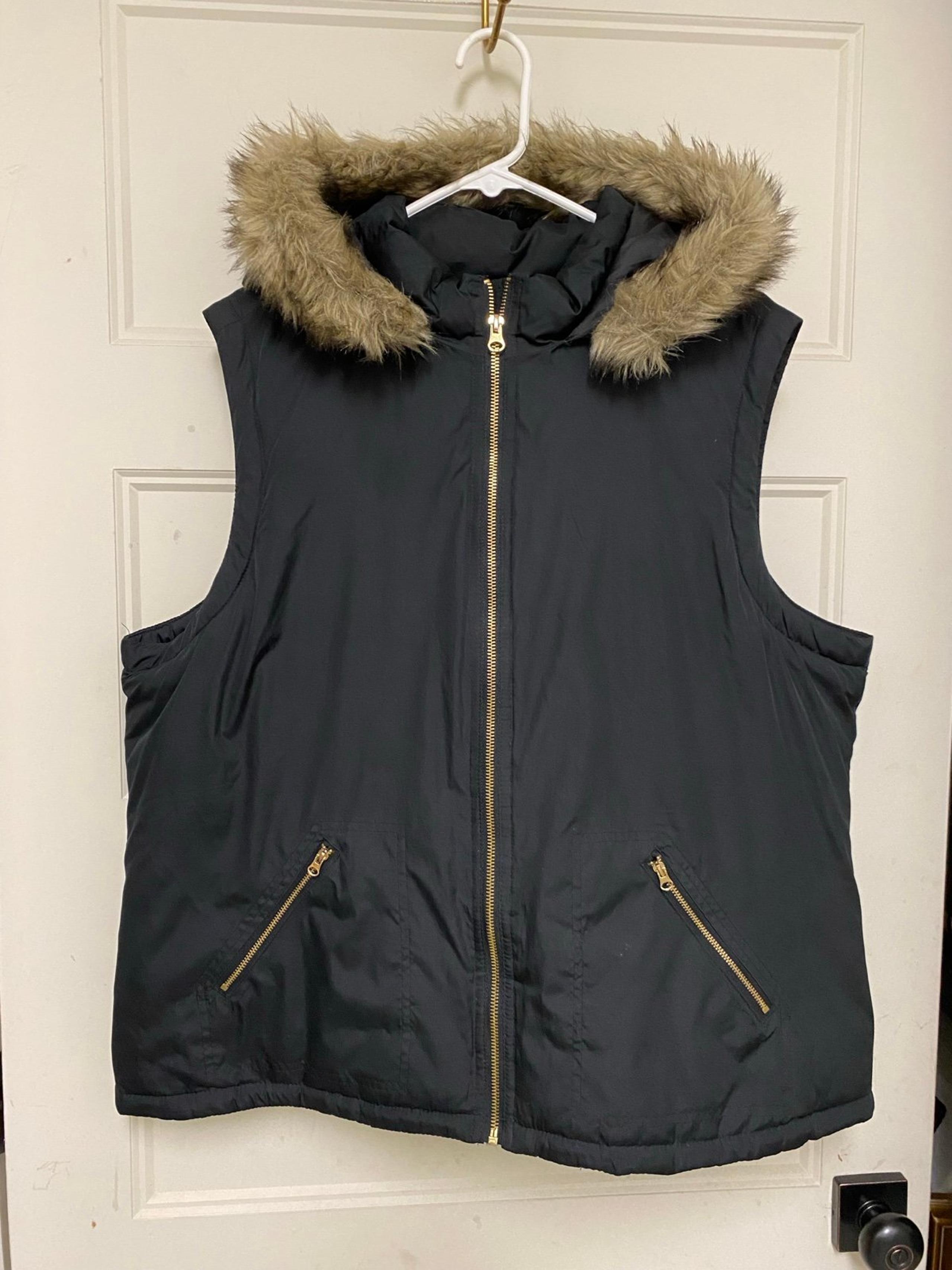 Gap women’s black vest with faux fur on hood XL