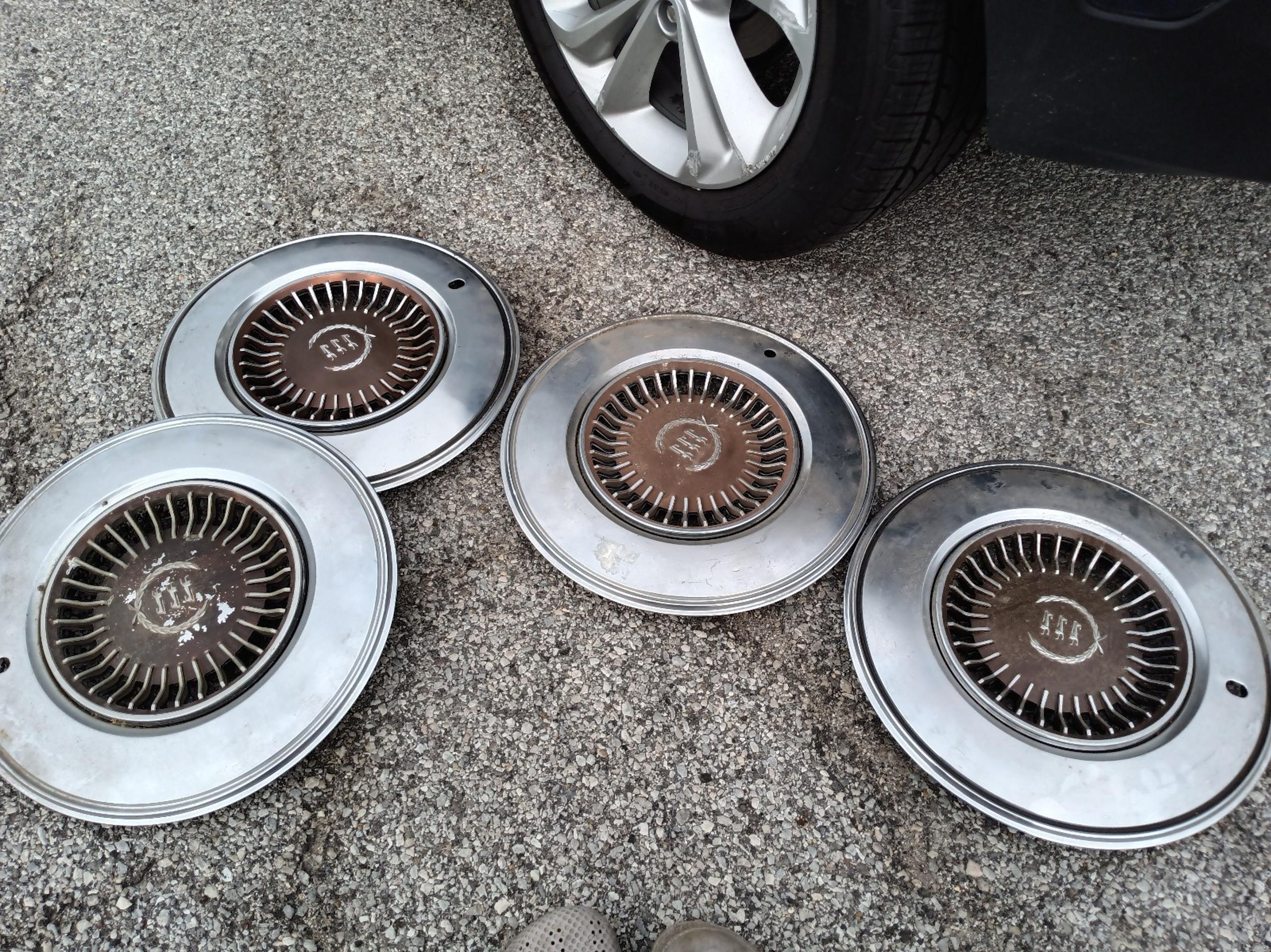 15" ford Ltd landau hubcap set - brown
