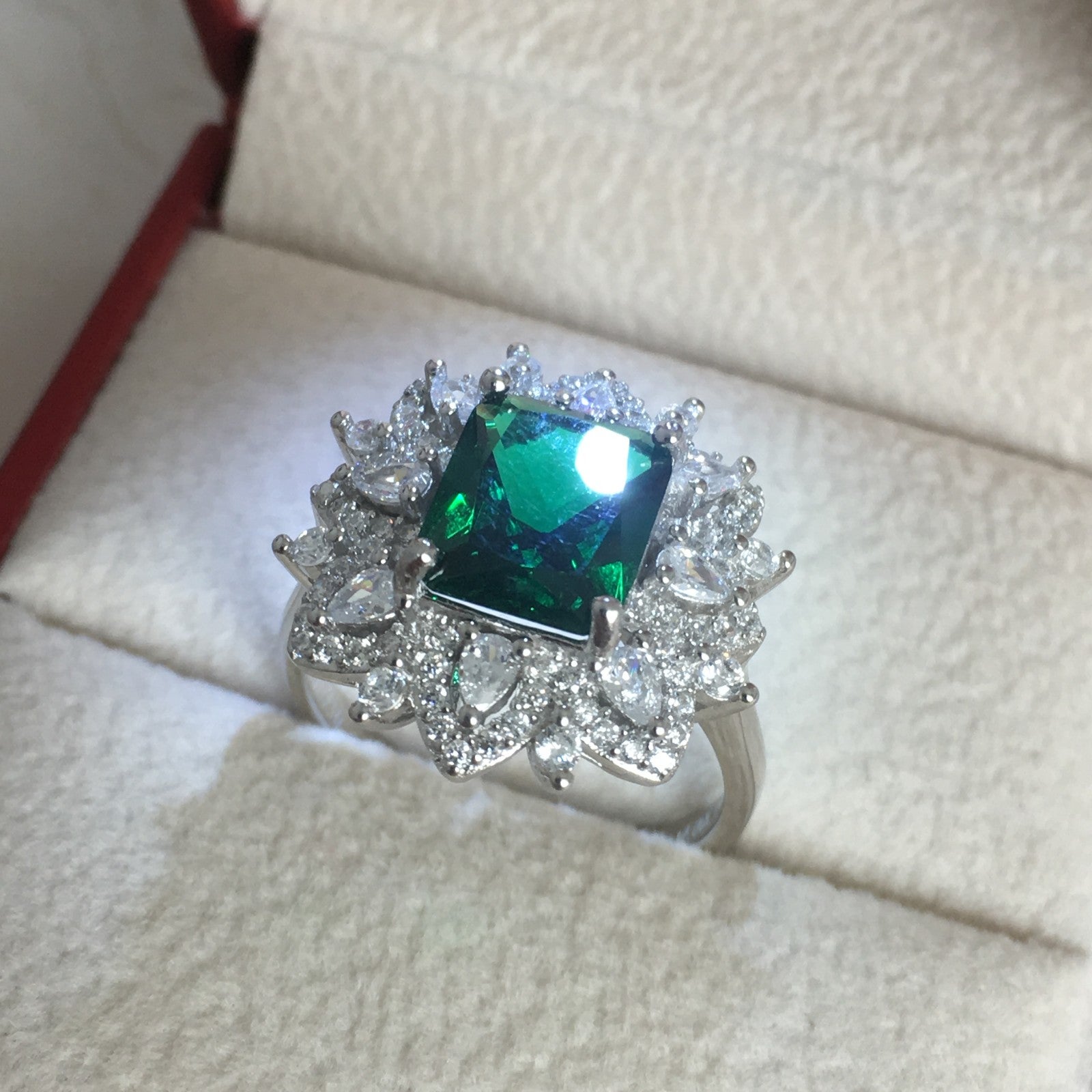 AU750 White Gold Green Jewelry Ring