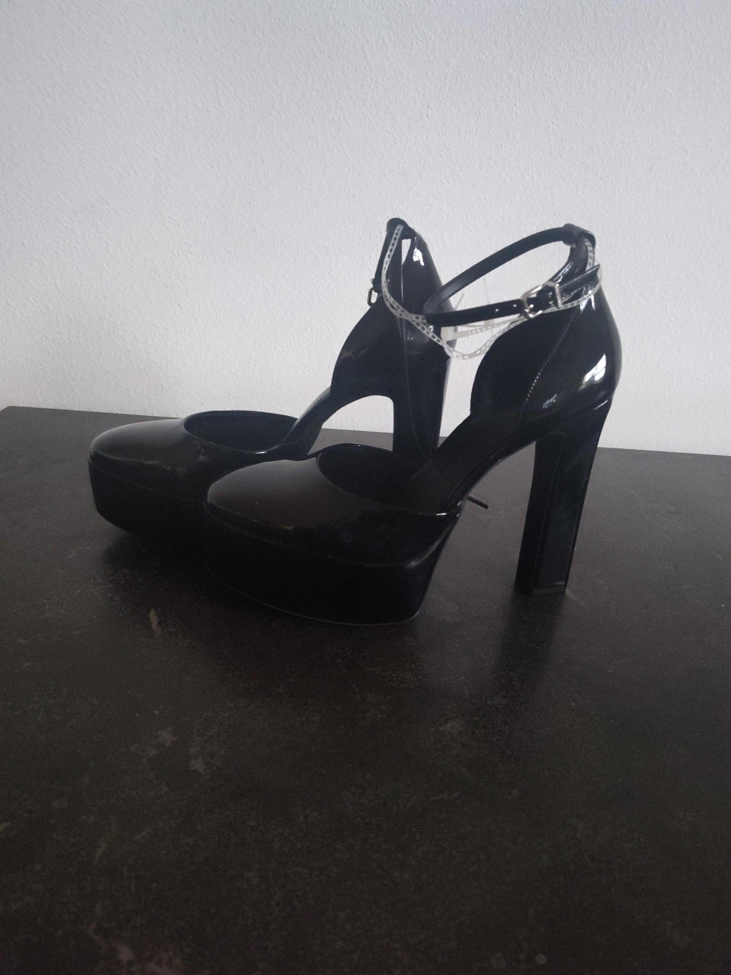 Spectacular Gianna Bini platforms heels