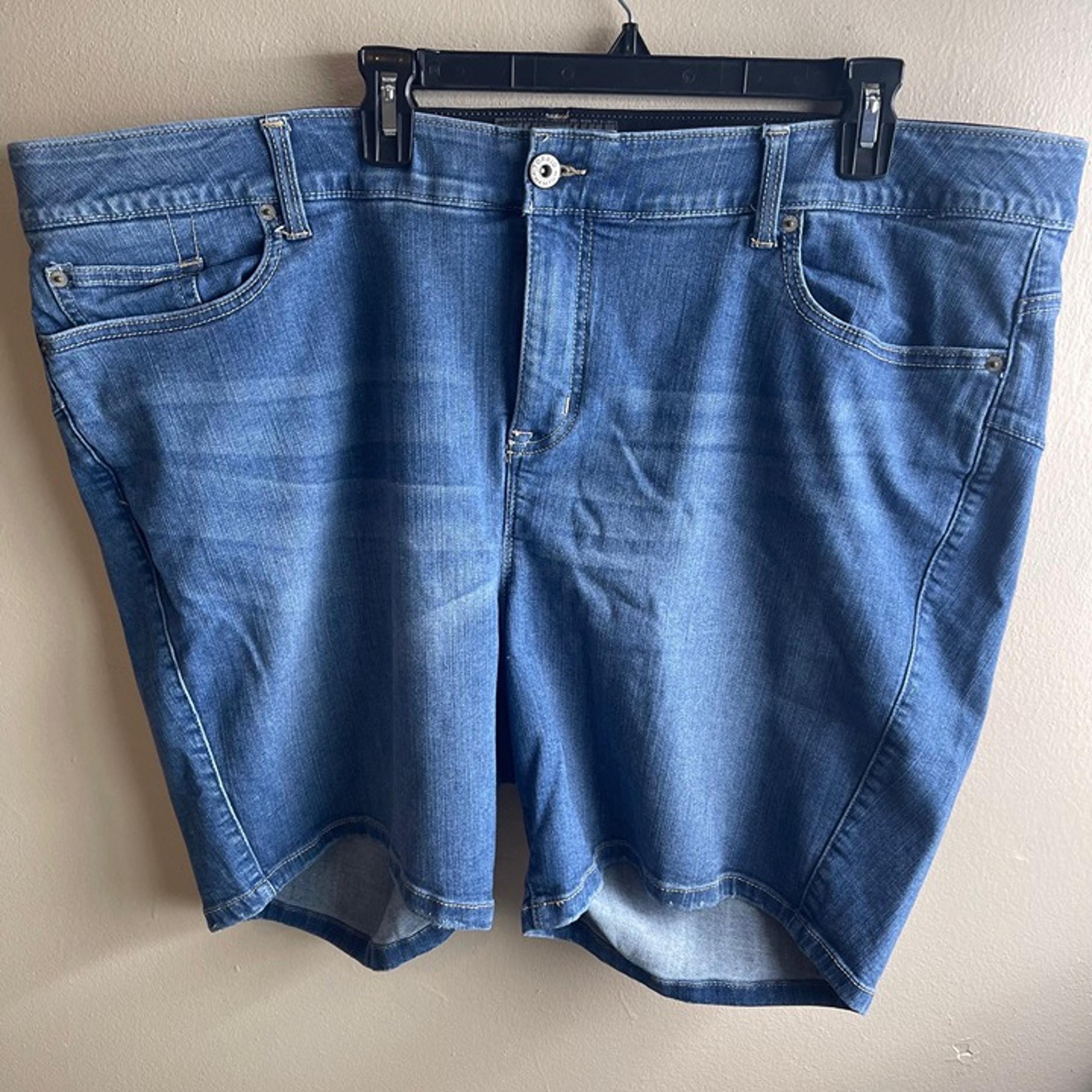 Torrid Premium Women's Size 26 Bermuda Jean Shorts 8" Inseam Comfort Waist X