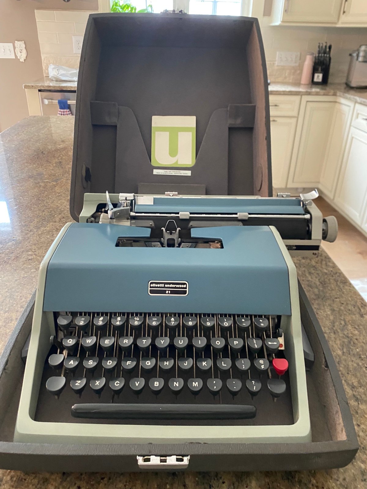 Vintage 1967 Olivetti Underwood 21 Typewriter in Two Tone with Case and Cover