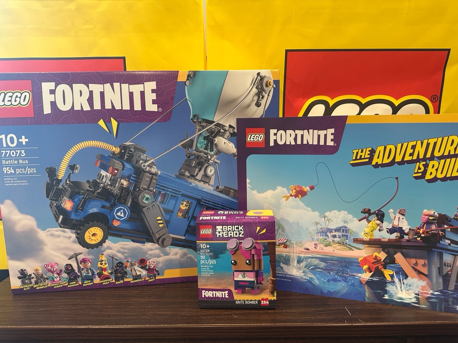 New LEGO Fortnite Battle Bus 77073 + LEGO Brickheadz Brite Bomber 40728 GWP