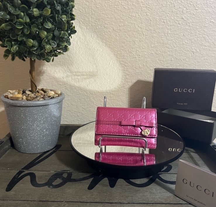 EUC GUCCI ENAMEL Leather 6 KEY CASE PINK GG