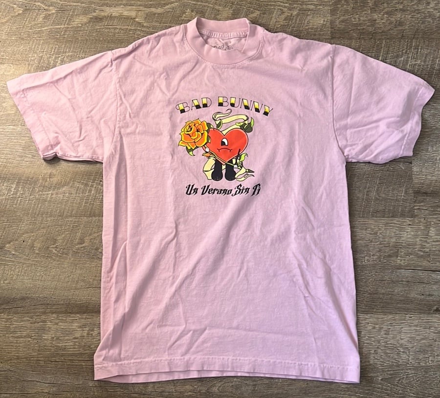 Official 2022 Bad Bunny Un Verano Sin Ti World's Hottest Tour Pink Shirt Small