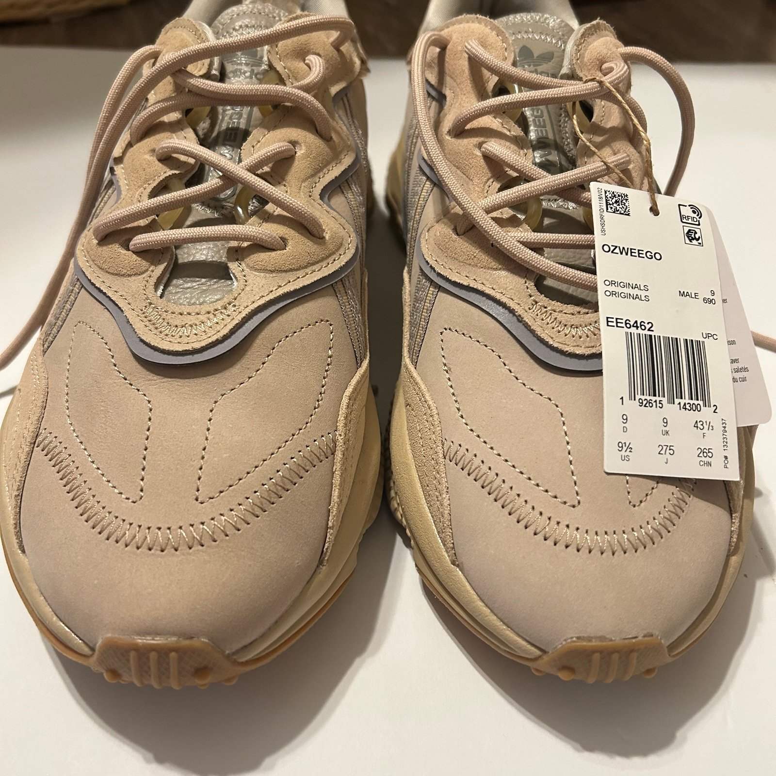 NWT Men’s Adidas Original OZWEEGO sneakers (9.5)