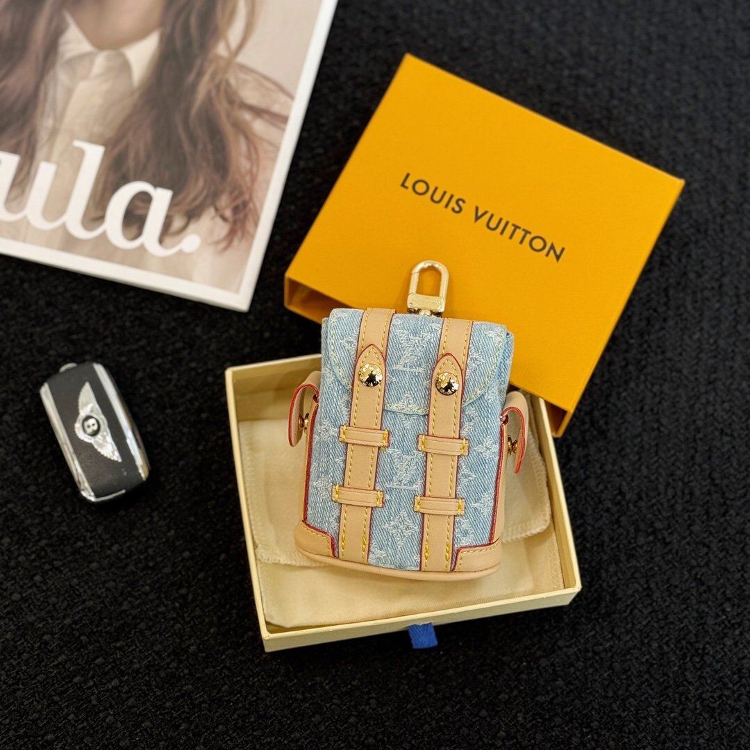 Wallet can be used as a pendant