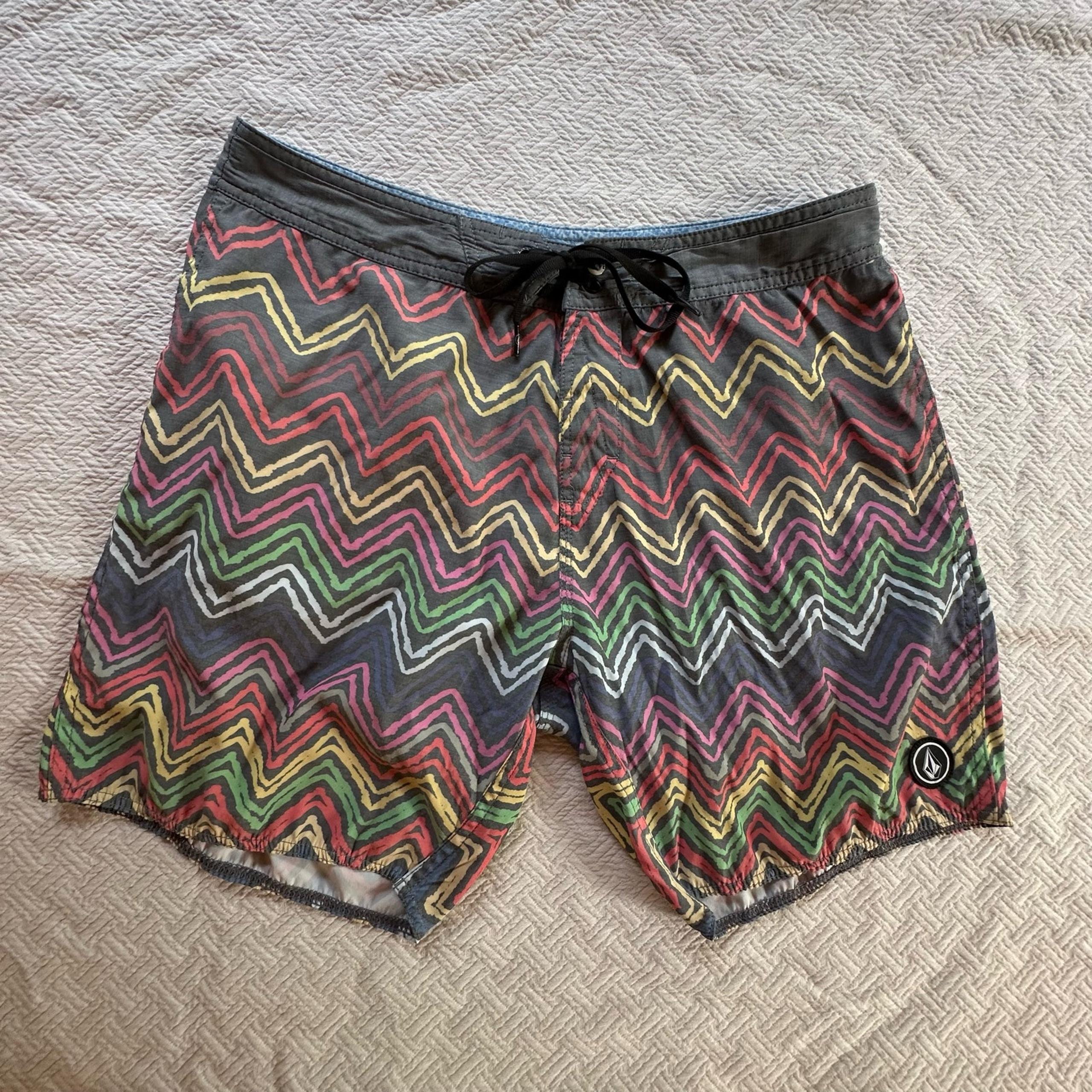 Volcom Chevron Swim Trunks Board Shorts Men's Rainbow Stripe Gray