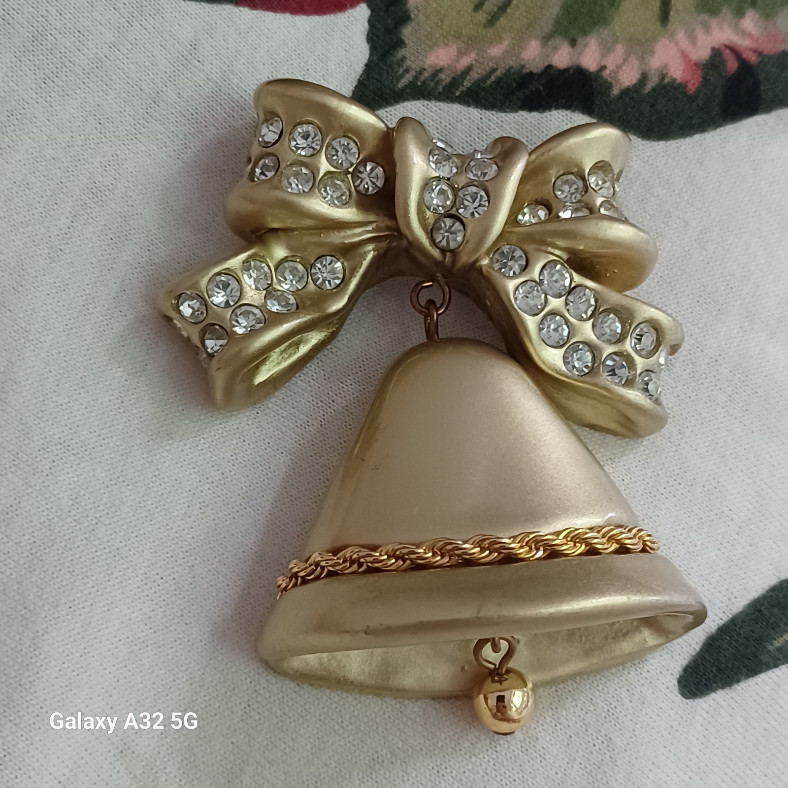 NORDSTROM 1990'S RARE STUNNING GOLD SWAROVSKI CRYSTALS CHRISTMAS BELL PIN