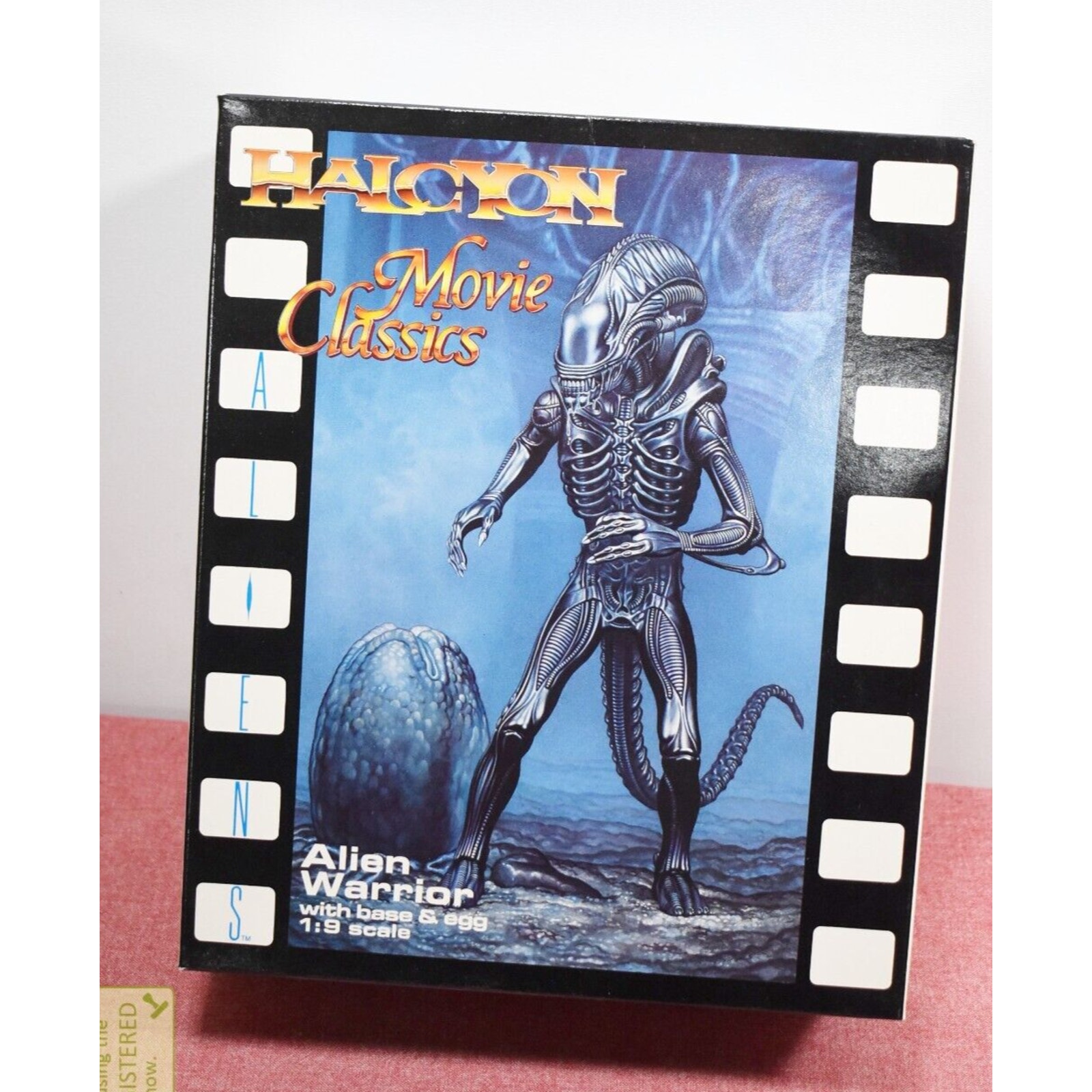 Halcyon Movie Classics Alien Warrior w/base & egg 1/9 scale Model Kit 1991