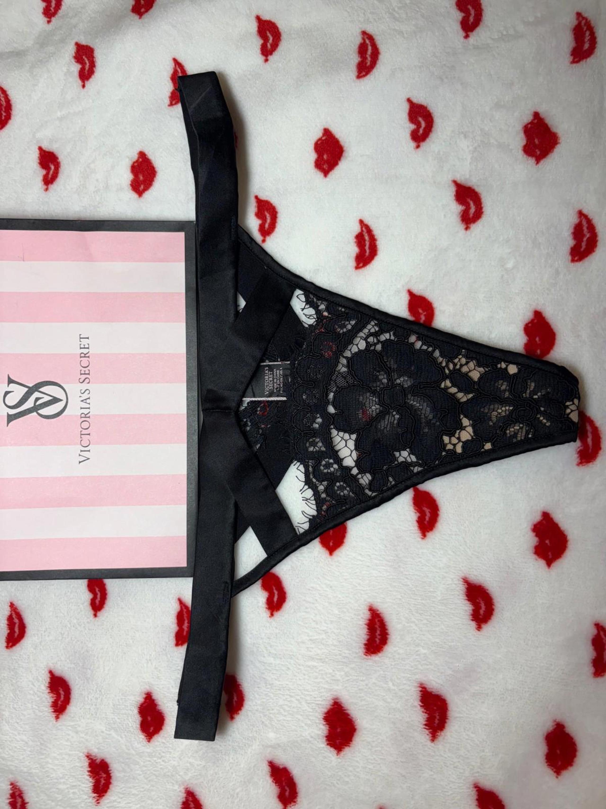 Victoria's Secret Black Lace V String Panty Size Medium NWOT