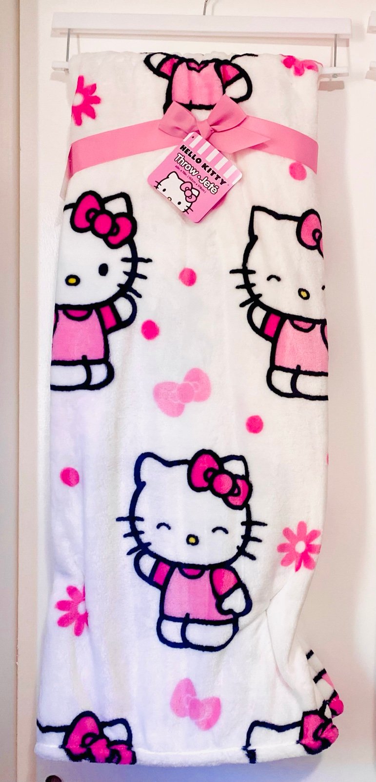 Hello Kitty pink bow daisy throw