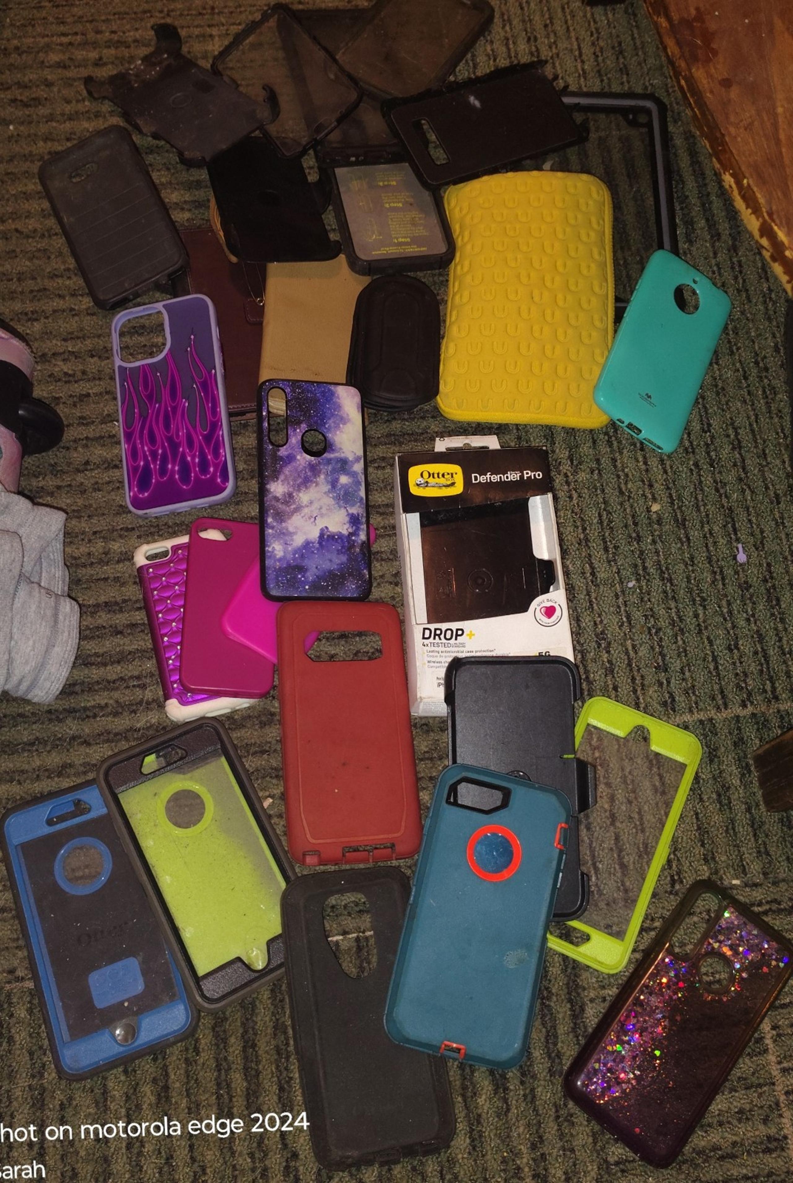 Huge lot of 20+ cell phone tablet iphone iPad Samsung cases otter box etc...