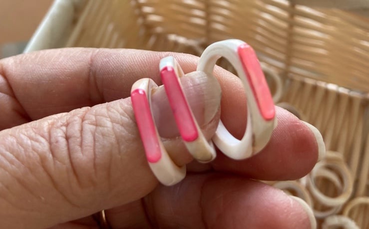 Vintage 1970s carved conch shell pink ring - assorted