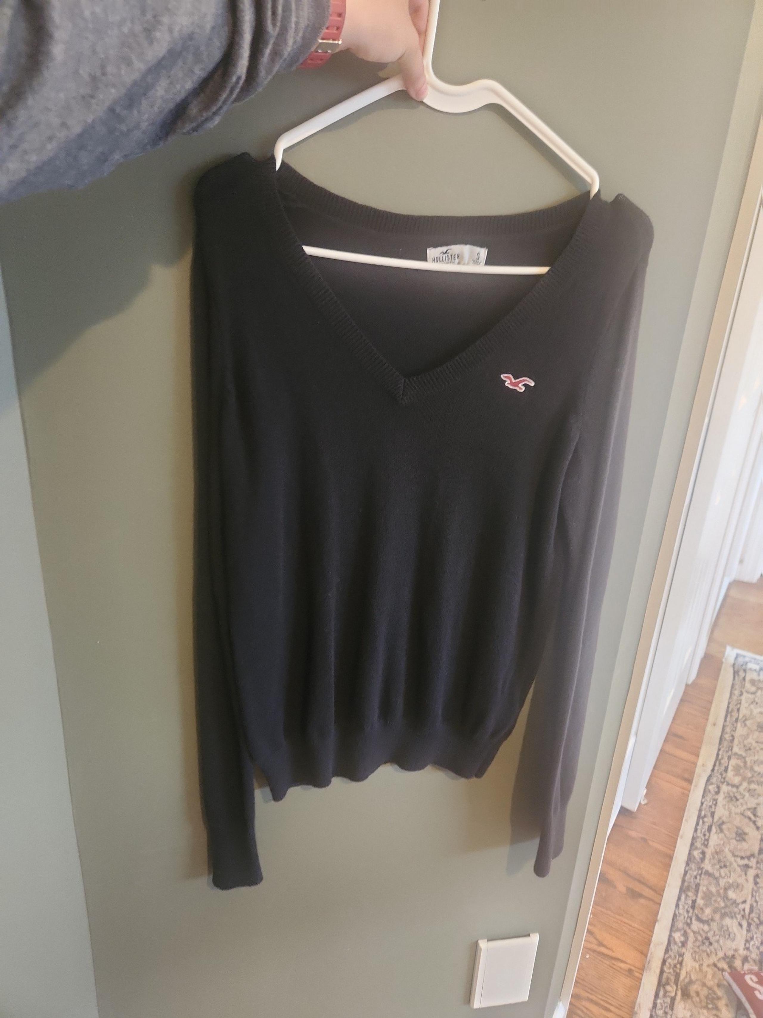 Womens black hollister v-neck  sweater siz small