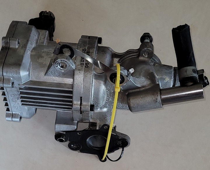 Main Engine Water Pump - Hyundai (25100-2E272)