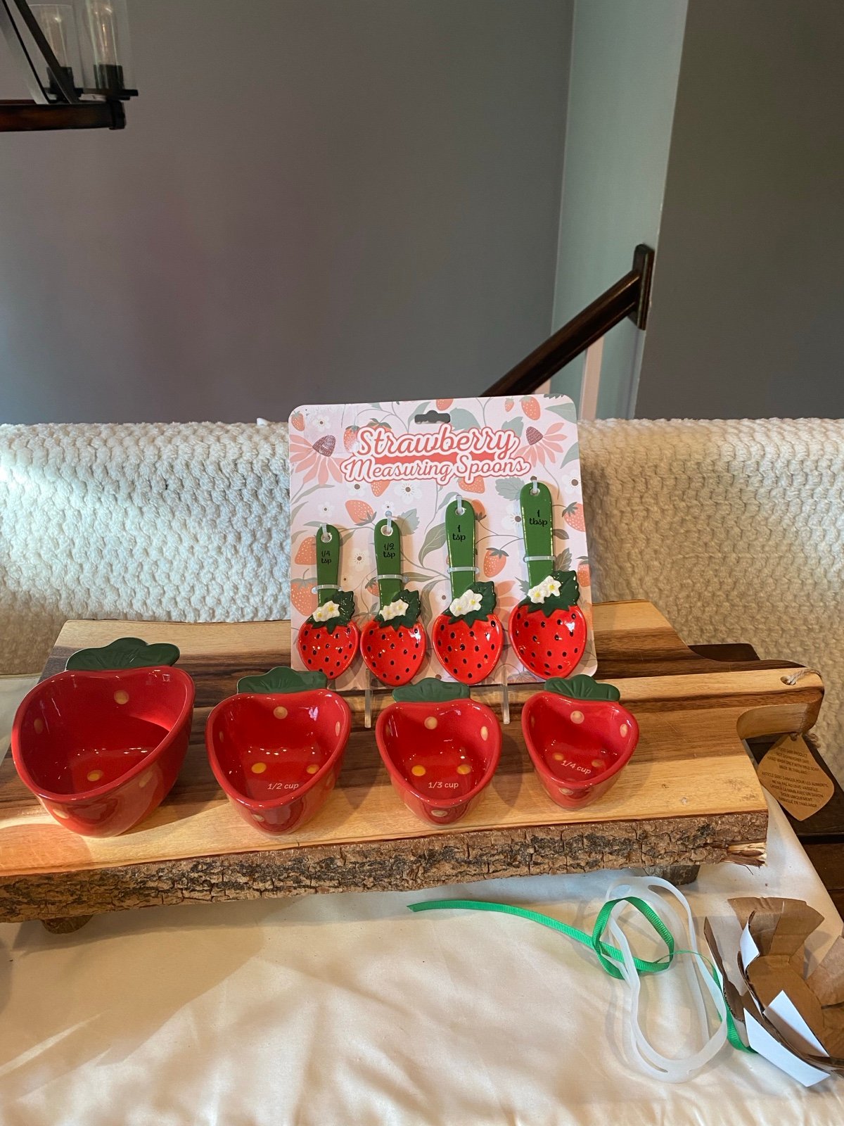 Strawberry Measuring cups and measuring spoons