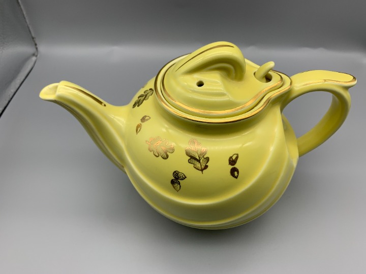 Vintage Hall 1940's 6 cup Teapot in Canary Yellow with Golden Oak Hook Lid